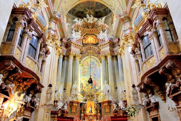 Das prunkvolle Innenleben einer Wiener Kirche