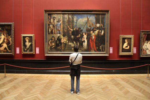 Man betrachtet ein Gemälde im Kunsthistorische Museum