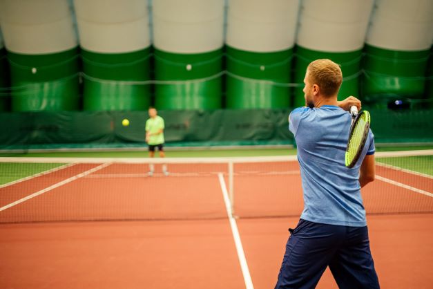 Tennismatch in der Sporthalle 
