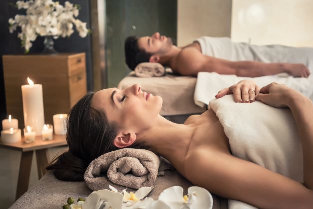 Eine wohltuende Couple-Massage während dem Romantikurlaub 